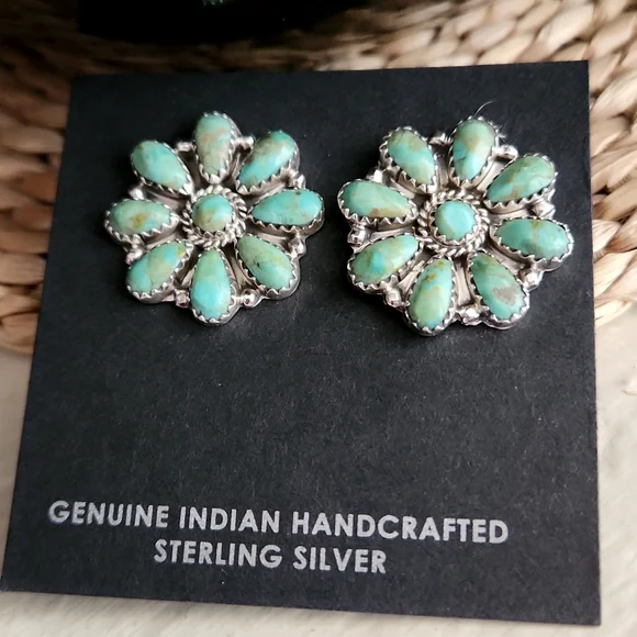 Stunning NWOT Native American Navajo Turquoise Flower Cluster Earrings 💙💚